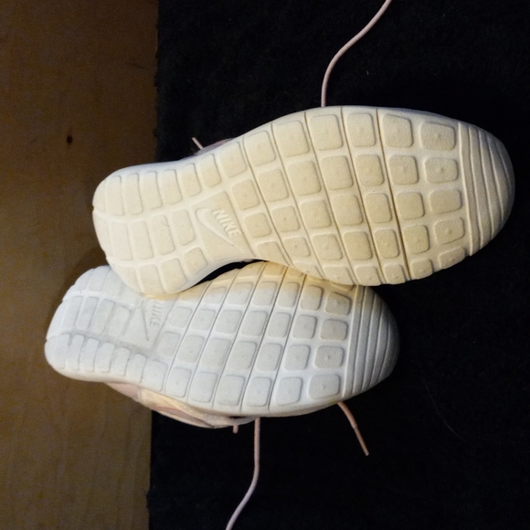 Nike shoe - Picture 4 of 6